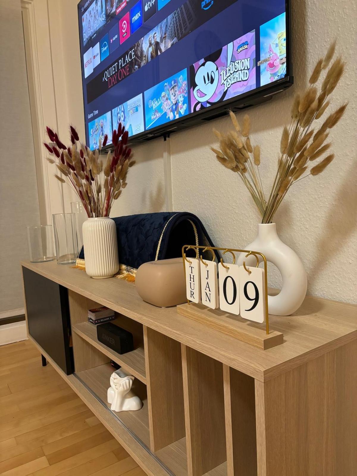 Cozy 3-room With 2 Bedrooms Apartment *